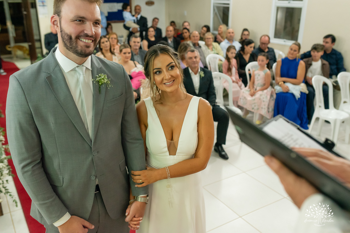 casamento - Camila e Lucas - cerimônia - igreja - avô da noiva - emocionante - chuva - ensaio fotográfico - amor - conexão - recepção - convidados - pista de dança - festa animada - família - amigos - alegria - Antonio Rocha Fotografias-Pelotas