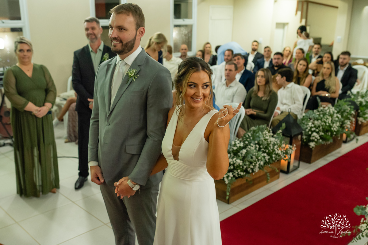 casamento - Camila e Lucas - cerimônia - igreja - avô da noiva - emocionante - chuva - ensaio fotográfico - amor - conexão - recepção - convidados - pista de dança - festa animada - família - amigos - alegria - Antonio Rocha Fotografias-Pelotas