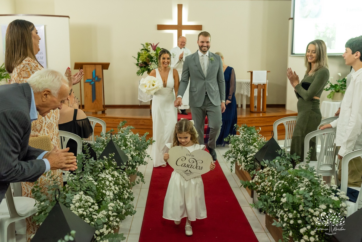 casamento - Camila e Lucas - cerimônia - igreja - avô da noiva - emocionante - chuva - ensaio fotográfico - amor - conexão - recepção - convidados - pista de dança - festa animada - família - amigos - alegria - Antonio Rocha Fotografias-Pelotas