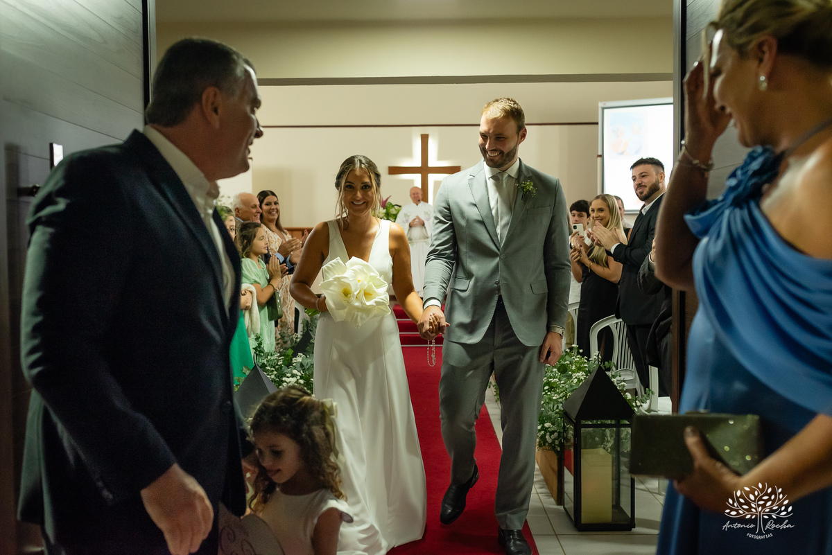 casamento - Camila e Lucas - cerimônia - igreja - avô da noiva - emocionante - chuva - ensaio fotográfico - amor - conexão - recepção - convidados - pista de dança - festa animada - família - amigos - alegria - Antonio Rocha Fotografias-Pelotas