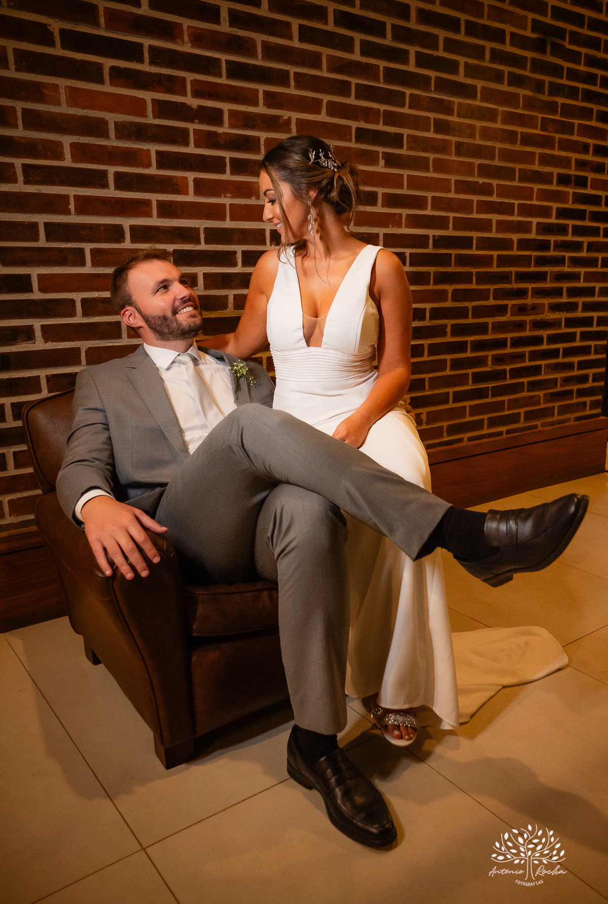 casamento - Camila e Lucas - cerimônia - igreja - avô da noiva - emocionante - chuva - ensaio fotográfico - amor - conexão - recepção - convidados - pista de dança - festa animada - família - amigos - alegria - Antonio Rocha Fotografias-Pelotas