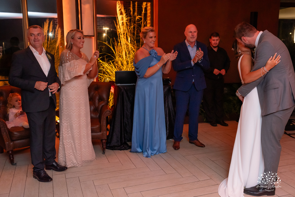 casamento - Camila e Lucas - cerimônia - igreja - avô da noiva - emocionante - chuva - ensaio fotográfico - amor - conexão - recepção - convidados - pista de dança - festa animada - família - amigos - alegria - Antonio Rocha Fotografias-Pelotas