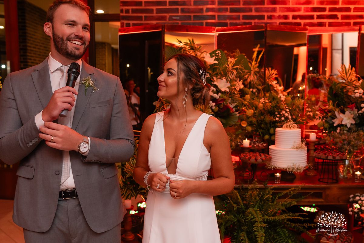 casamento - Camila e Lucas - cerimônia - igreja - avô da noiva - emocionante - chuva - ensaio fotográfico - amor - conexão - recepção - convidados - pista de dança - festa animada - família - amigos - alegria - Antonio Rocha Fotografias-Pelotas