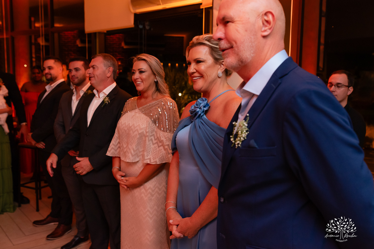 casamento - Camila e Lucas - cerimônia - igreja - avô da noiva - emocionante - chuva - ensaio fotográfico - amor - conexão - recepção - convidados - pista de dança - festa animada - família - amigos - alegria - Antonio Rocha Fotografias-Pelotas