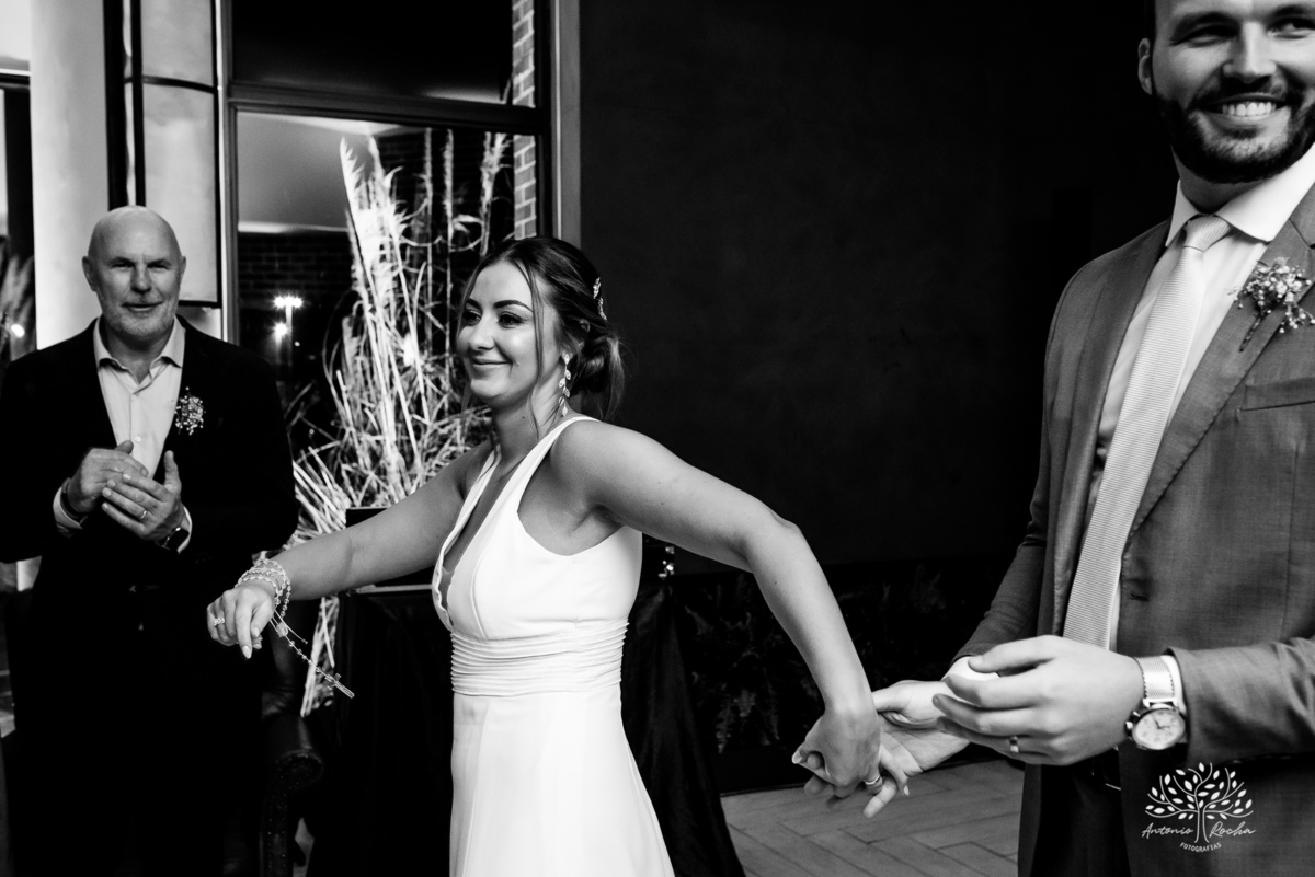 casamento - Camila e Lucas - cerimônia - igreja - avô da noiva - emocionante - chuva - ensaio fotográfico - amor - conexão - recepção - convidados - pista de dança - festa animada - família - amigos - alegria - Antonio Rocha Fotografias-Pelotas