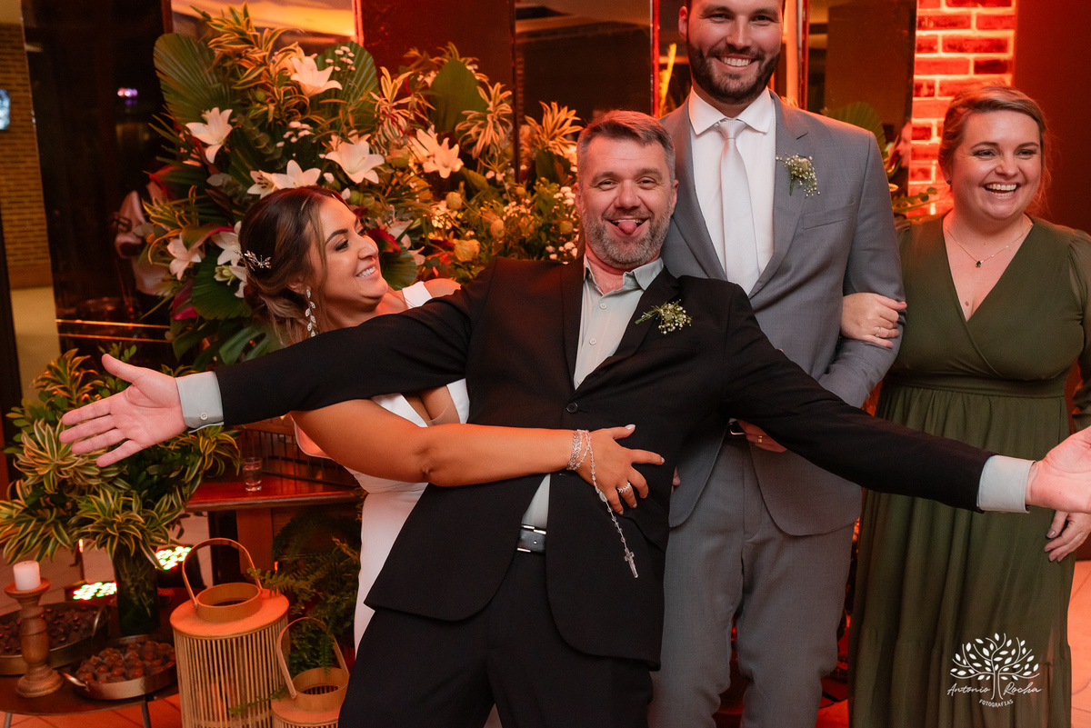 casamento - Camila e Lucas - cerimônia - igreja - avô da noiva - emocionante - chuva - ensaio fotográfico - amor - conexão - recepção - convidados - pista de dança - festa animada - família - amigos - alegria - Antonio Rocha Fotografias-Pelotas