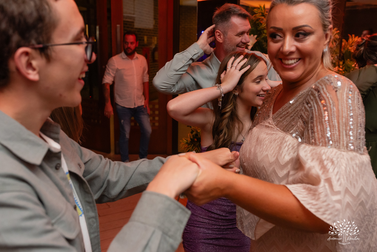 casamento - Camila e Lucas - cerimônia - igreja - avô da noiva - emocionante - chuva - ensaio fotográfico - amor - conexão - recepção - convidados - pista de dança - festa animada - família - amigos - alegria - Antonio Rocha Fotografias-Pelotas