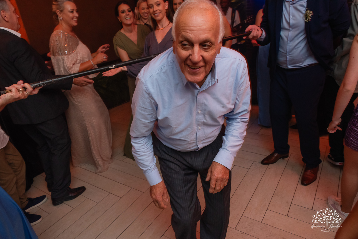 casamento - Camila e Lucas - cerimônia - igreja - avô da noiva - emocionante - chuva - ensaio fotográfico - amor - conexão - recepção - convidados - pista de dança - festa animada - família - amigos - alegria - Antonio Rocha Fotografias-Pelotas