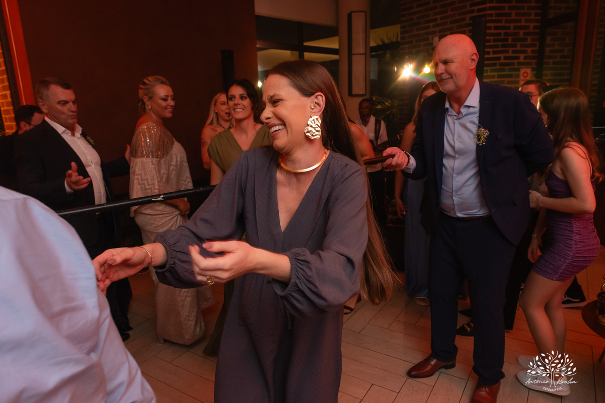 casamento - Camila e Lucas - cerimônia - igreja - avô da noiva - emocionante - chuva - ensaio fotográfico - amor - conexão - recepção - convidados - pista de dança - festa animada - família - amigos - alegria - Antonio Rocha Fotografias-Pelotas