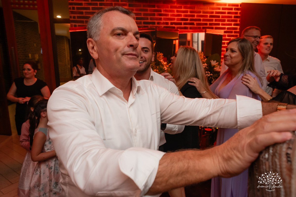 casamento - Camila e Lucas - cerimônia - igreja - avô da noiva - emocionante - chuva - ensaio fotográfico - amor - conexão - recepção - convidados - pista de dança - festa animada - família - amigos - alegria - Antonio Rocha Fotografias-Pelotas