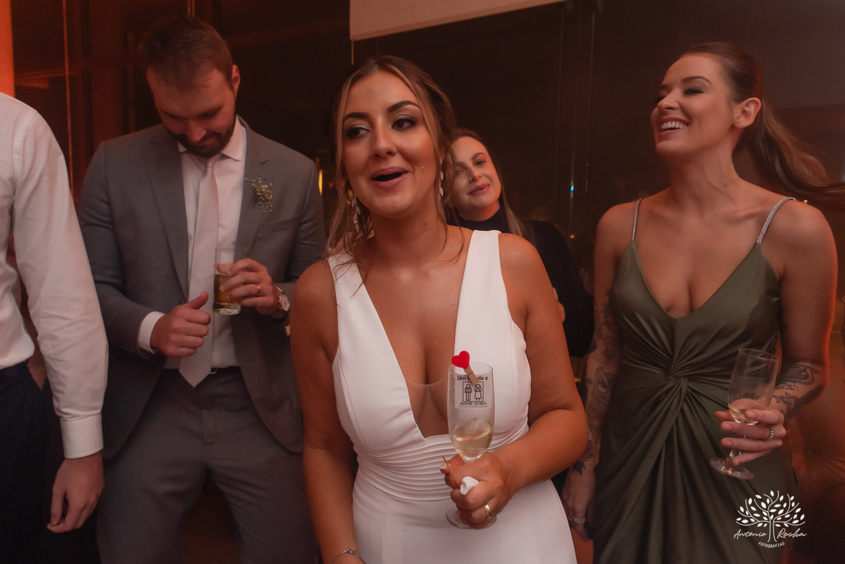 casamento - Camila e Lucas - cerimônia - igreja - avô da noiva - emocionante - chuva - ensaio fotográfico - amor - conexão - recepção - convidados - pista de dança - festa animada - família - amigos - alegria - Antonio Rocha Fotografias-Pelotas