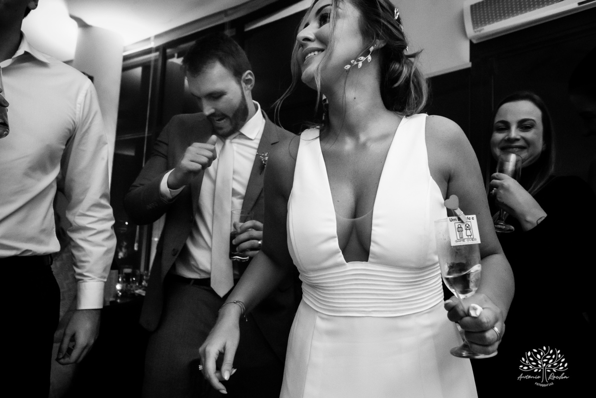 casamento - Camila e Lucas - cerimônia - igreja - avô da noiva - emocionante - chuva - ensaio fotográfico - amor - conexão - recepção - convidados - pista de dança - festa animada - família - amigos - alegria - Antonio Rocha Fotografias-Pelotas