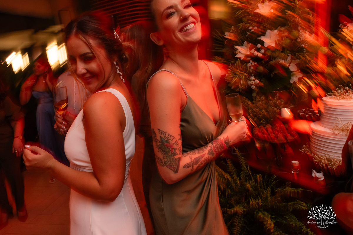 casamento - Camila e Lucas - cerimônia - igreja - avô da noiva - emocionante - chuva - ensaio fotográfico - amor - conexão - recepção - convidados - pista de dança - festa animada - família - amigos - alegria - Antonio Rocha Fotografias-Pelotas