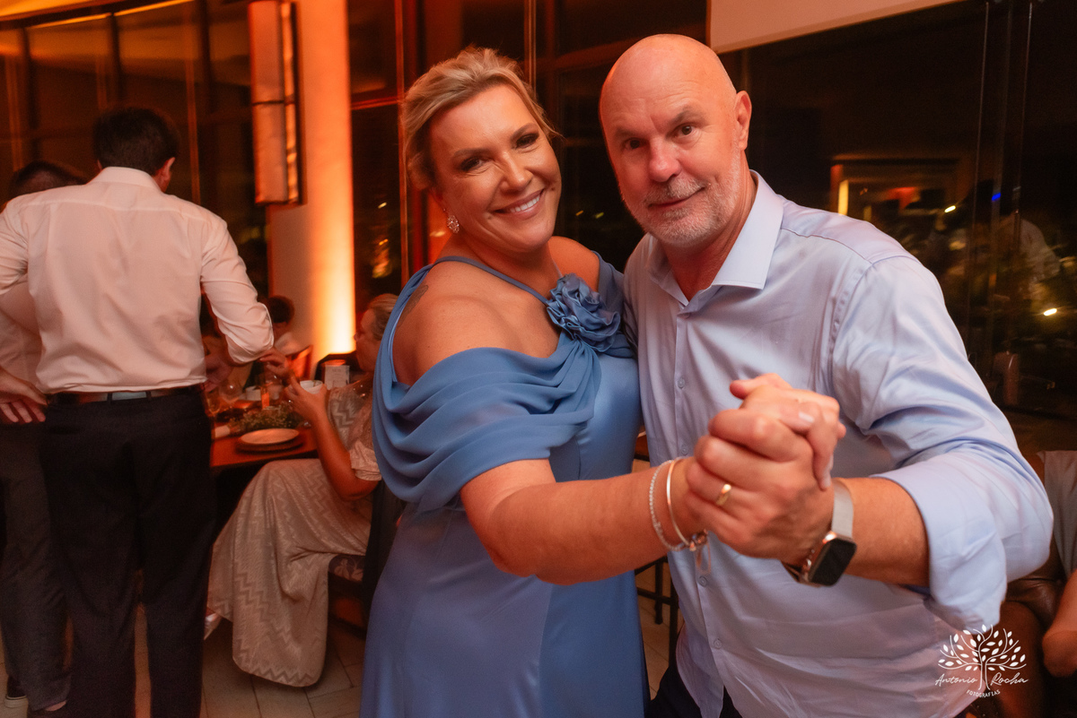 casamento - Camila e Lucas - cerimônia - igreja - avô da noiva - emocionante - chuva - ensaio fotográfico - amor - conexão - recepção - convidados - pista de dança - festa animada - família - amigos - alegria - Antonio Rocha Fotografias-Pelotas