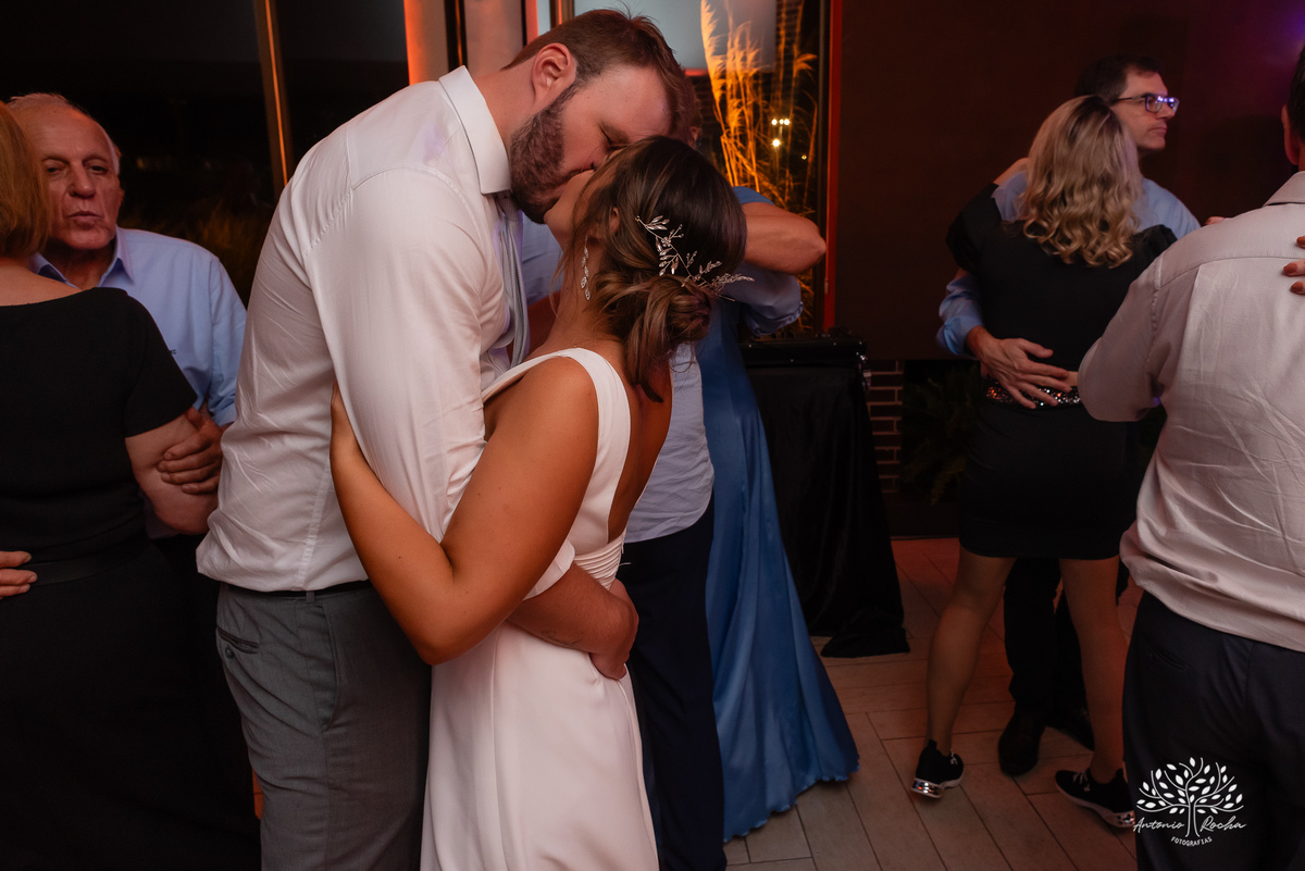 casamento - Camila e Lucas - cerimônia - igreja - avô da noiva - emocionante - chuva - ensaio fotográfico - amor - conexão - recepção - convidados - pista de dança - festa animada - família - amigos - alegria - Antonio Rocha Fotografias-Pelotas