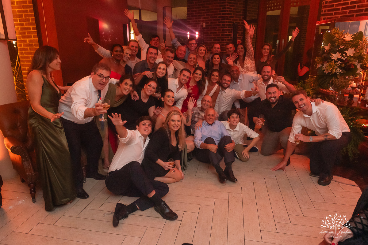 casamento - Camila e Lucas - cerimônia - igreja - avô da noiva - emocionante - chuva - ensaio fotográfico - amor - conexão - recepção - convidados - pista de dança - festa animada - família - amigos - alegria - Antonio Rocha Fotografias-Pelotas