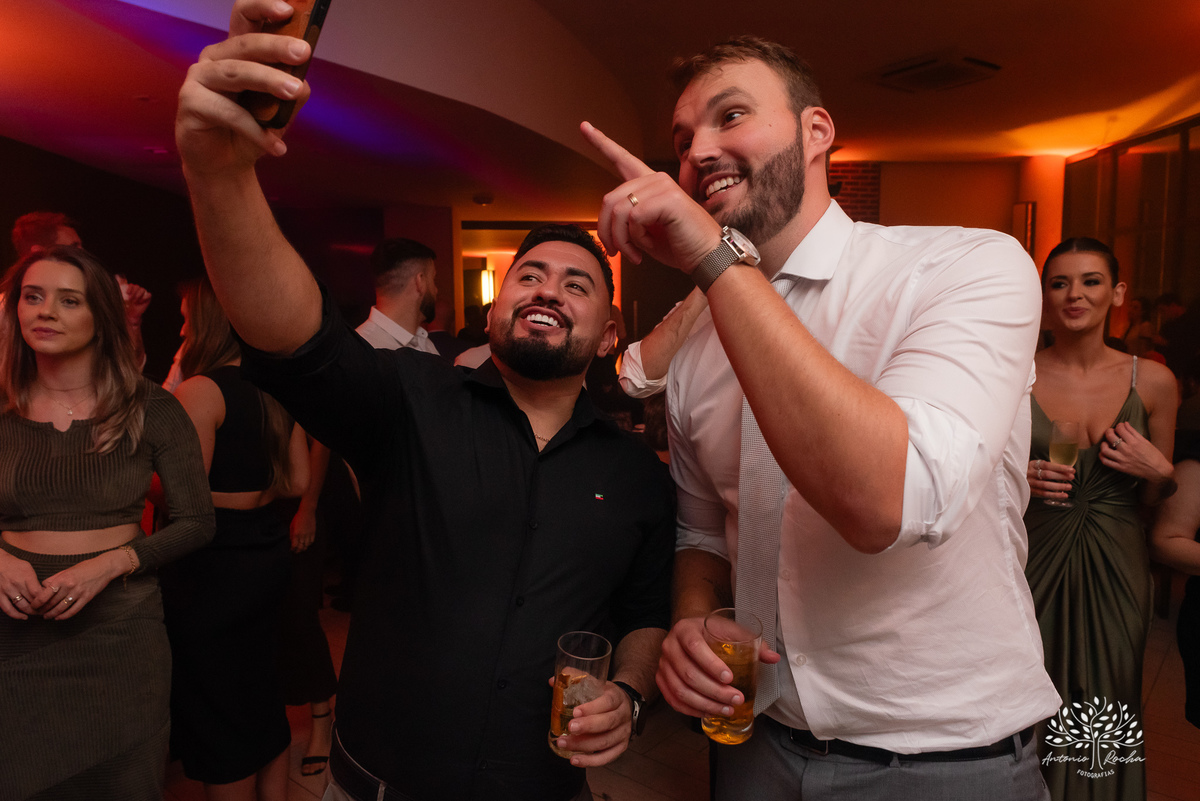 casamento - Camila e Lucas - cerimônia - igreja - avô da noiva - emocionante - chuva - ensaio fotográfico - amor - conexão - recepção - convidados - pista de dança - festa animada - família - amigos - alegria - Antonio Rocha Fotografias-Pelotas