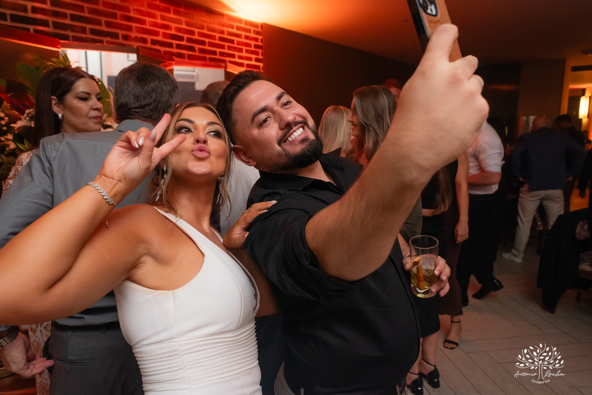casamento - Camila e Lucas - cerimônia - igreja - avô da noiva - emocionante - chuva - ensaio fotográfico - amor - conexão - recepção - convidados - pista de dança - festa animada - família - amigos - alegria - Antonio Rocha Fotografias-Pelotas
