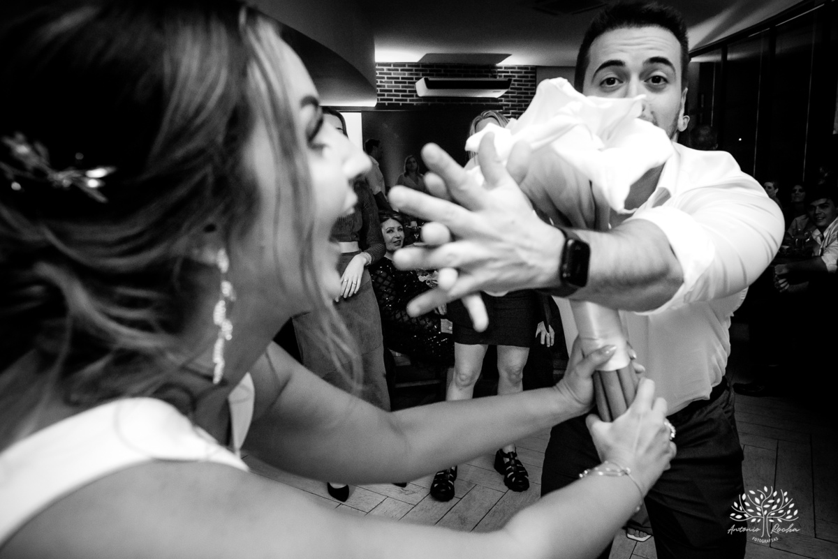 casamento - Camila e Lucas - cerimônia - igreja - avô da noiva - emocionante - chuva - ensaio fotográfico - amor - conexão - recepção - convidados - pista de dança - festa animada - família - amigos - alegria - Antonio Rocha Fotografias-Pelotas