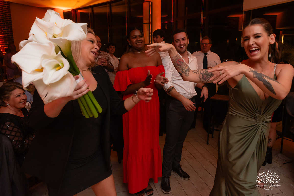 casamento - Camila e Lucas - cerimônia - igreja - avô da noiva - emocionante - chuva - ensaio fotográfico - amor - conexão - recepção - convidados - pista de dança - festa animada - família - amigos - alegria - Antonio Rocha Fotografias-Pelotas