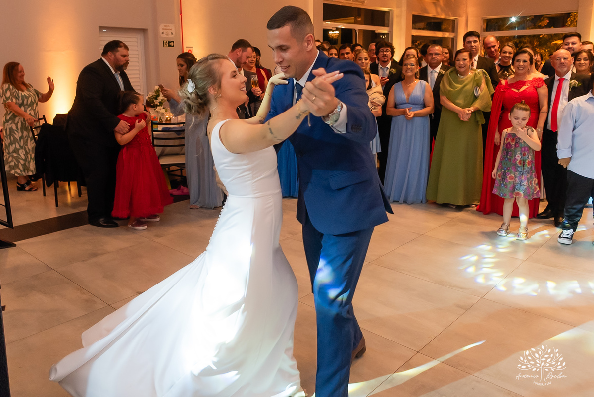 festa - Mayara - Guilherme -  adultos - crianças - pista de dança - animação - brincadeiras - alegria - amigos - familiares - cerimônia - Chácara do Amanhecer - amor - preparativos - gratidão - casal - fotógrafo - Pelotas-Antonio Rocha Fotografias