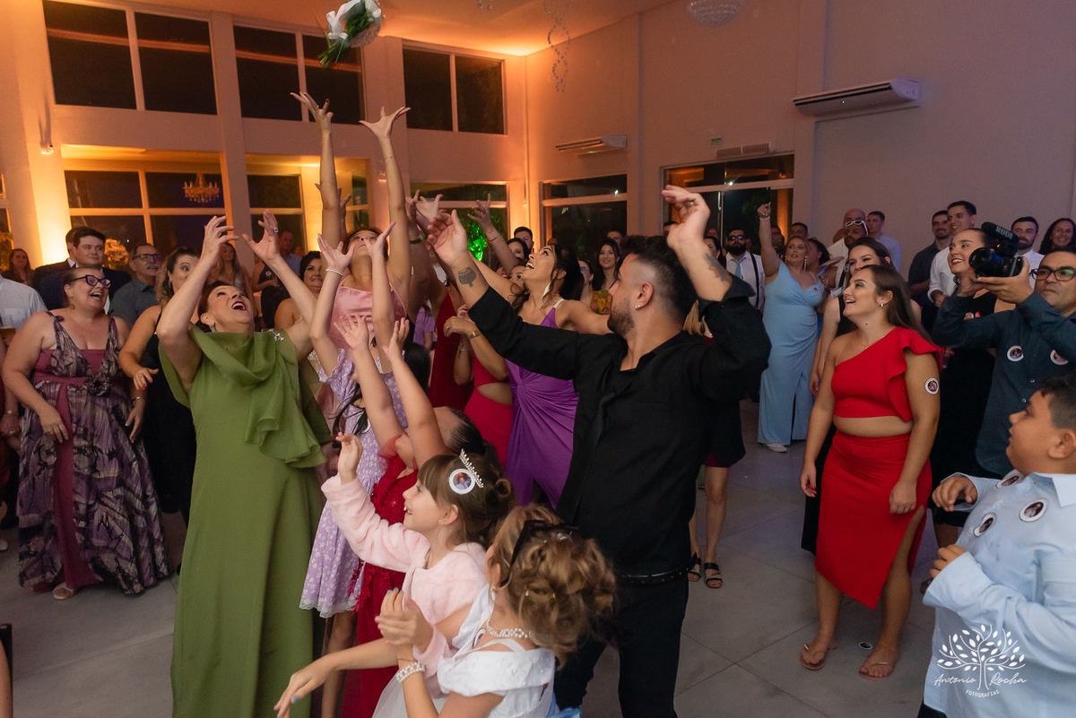festa - Mayara - Guilherme -  adultos - crianças - pista de dança - animação - brincadeiras - alegria - amigos - familiares - cerimônia - Chácara do Amanhecer - amor - preparativos - gratidão - casal - fotógrafo - Pelotas-Antonio Rocha Fotografias