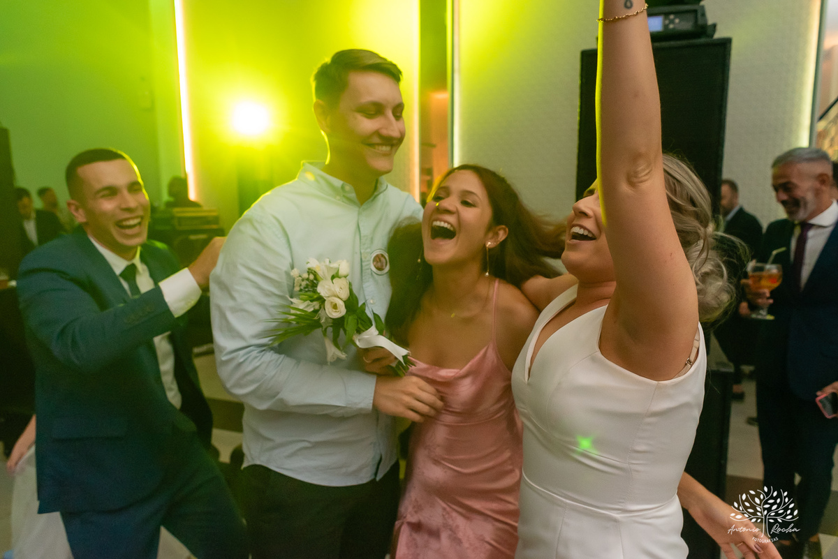 festa - Mayara - Guilherme -  adultos - crianças - pista de dança - animação - brincadeiras - alegria - amigos - familiares - cerimônia - Chácara do Amanhecer - amor - preparativos - gratidão - casal - fotógrafo - Pelotas-Antonio Rocha Fotografias