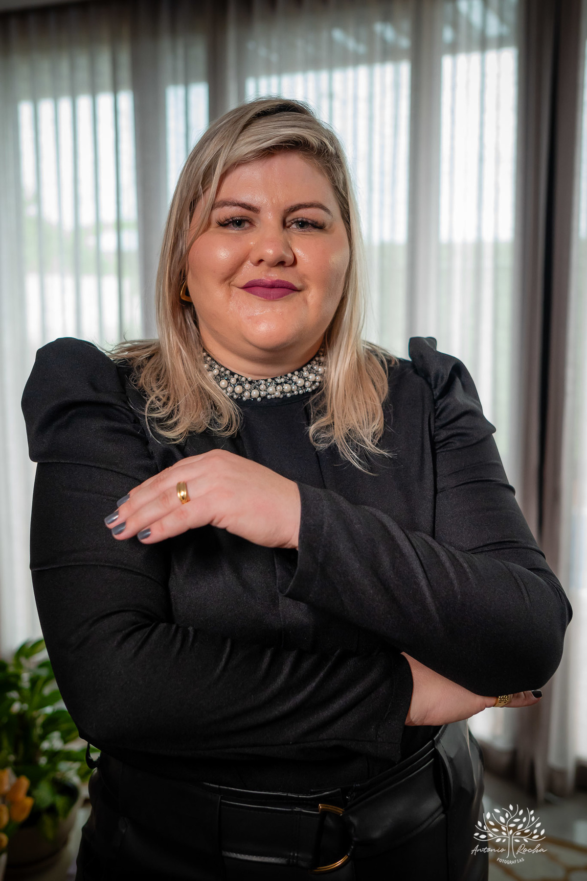 ensaio profissional -enfermeira Jocasta Iven-curativos e feridas-personalidade-alegria com pacientes-ser humano por trás do jaleco - ensaio descontraído - empatia no trabalho - presença digital - conexão com pacientes - Antonio Rocha Fotografias-Pelotas