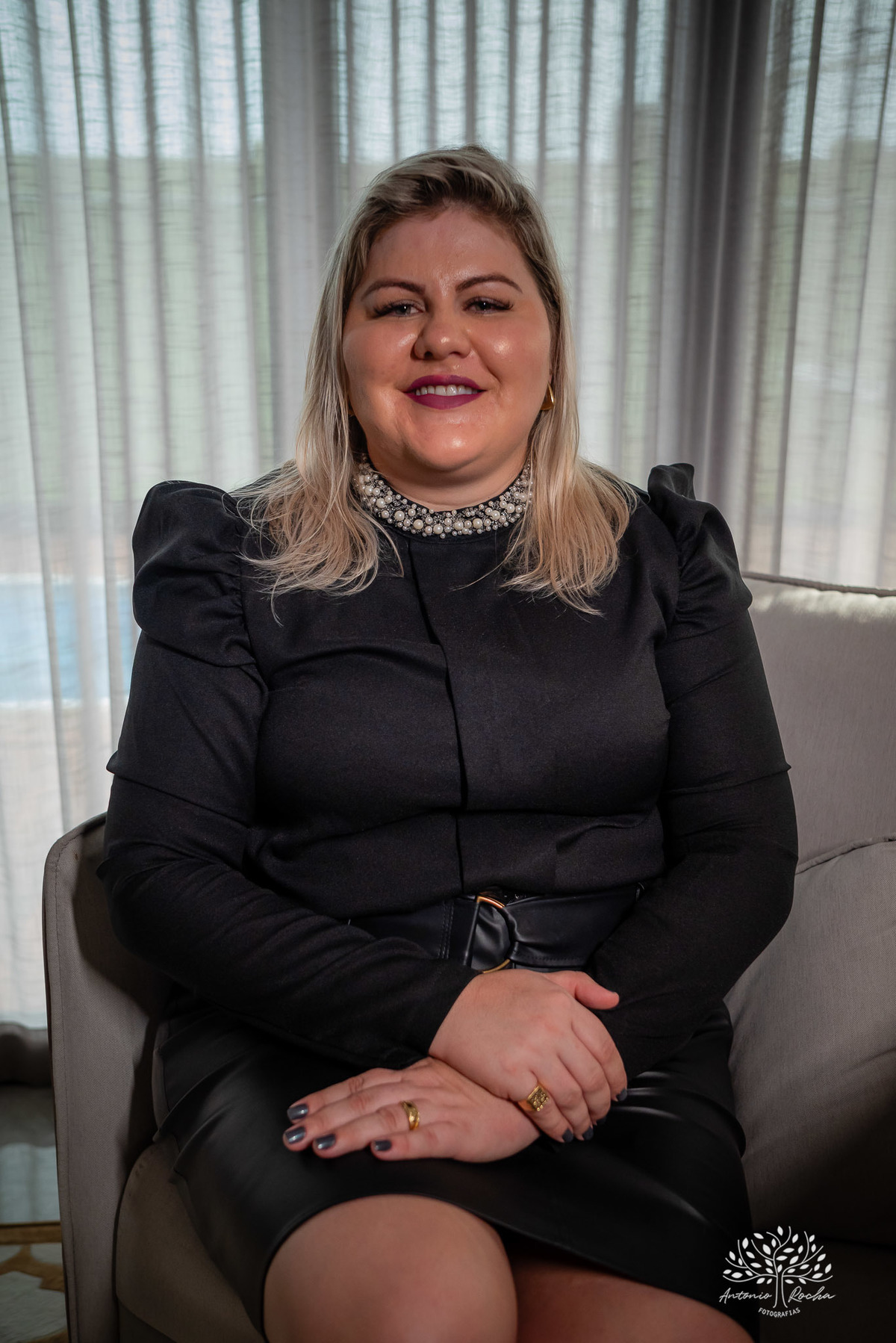 ensaio profissional -enfermeira Jocasta Iven-curativos e feridas-personalidade-alegria com pacientes-ser humano por trás do jaleco - ensaio descontraído - empatia no trabalho - presença digital - conexão com pacientes - Antonio Rocha Fotografias-Pelotas