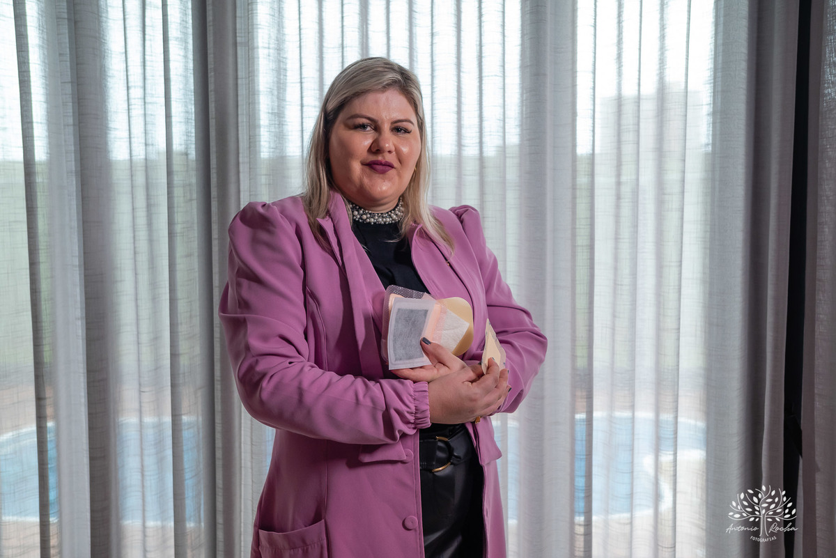 ensaio profissional -enfermeira Jocasta Iven-curativos e feridas-personalidade-alegria com pacientes-ser humano por trás do jaleco - ensaio descontraído - empatia no trabalho - presença digital - conexão com pacientes - Antonio Rocha Fotografias-Pelotas