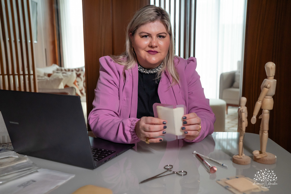 ensaio profissional -enfermeira Jocasta Iven-curativos e feridas-personalidade-alegria com pacientes-ser humano por trás do jaleco - ensaio descontraído - empatia no trabalho - presença digital - conexão com pacientes - Antonio Rocha Fotografias-Pelotas