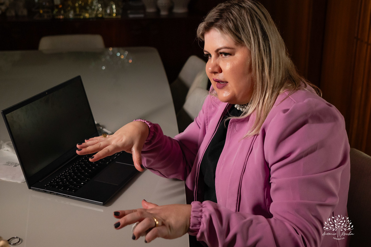 ensaio profissional -enfermeira Jocasta Iven-curativos e feridas-personalidade-alegria com pacientes-ser humano por trás do jaleco - ensaio descontraído - empatia no trabalho - presença digital - conexão com pacientes - Antonio Rocha Fotografias-Pelotas