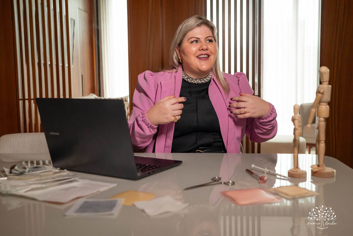 ensaio profissional -enfermeira Jocasta Iven-curativos e feridas-personalidade-alegria com pacientes-ser humano por trás do jaleco - ensaio descontraído - empatia no trabalho - presença digital - conexão com pacientes - Antonio Rocha Fotografias-Pelotas