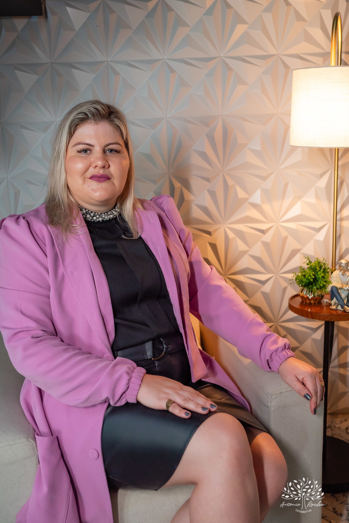 ensaio profissional -enfermeira Jocasta Iven-curativos e feridas-personalidade-alegria com pacientes-ser humano por trás do jaleco - ensaio descontraído - empatia no trabalho - presença digital - conexão com pacientes - Antonio Rocha Fotografias-Pelotas