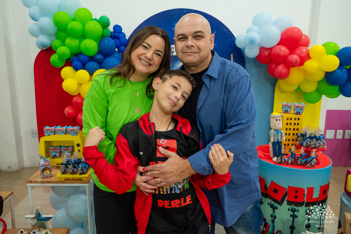 Derlei- alegre-carinhoso-tema Roblox-cachorros-quentes-pinturas faciais-docinhos-confiança no fotógrafo- fotos de festa infantil-fotógrafo profissional-fotografia de eventos-fotografia espontânea-aniversário infantil–Antonio Rocha Fotografias-Pelotas