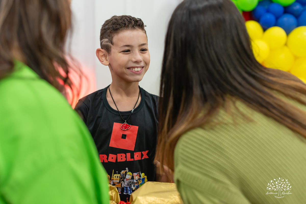 Derlei- alegre-carinhoso-tema Roblox-cachorros-quentes-pinturas faciais-docinhos-confiança no fotógrafo- fotos de festa infantil-fotógrafo profissional-fotografia de eventos-fotografia espontânea-aniversário infantil–Antonio Rocha Fotografias-Pelotas