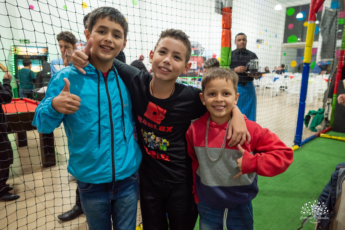 Derlei- alegre-carinhoso-tema Roblox-cachorros-quentes-pinturas faciais-docinhos-confiança no fotógrafo- fotos de festa infantil-fotógrafo profissional-fotografia de eventos-fotografia espontânea-aniversário infantil–Antonio Rocha Fotografias-Pelotas