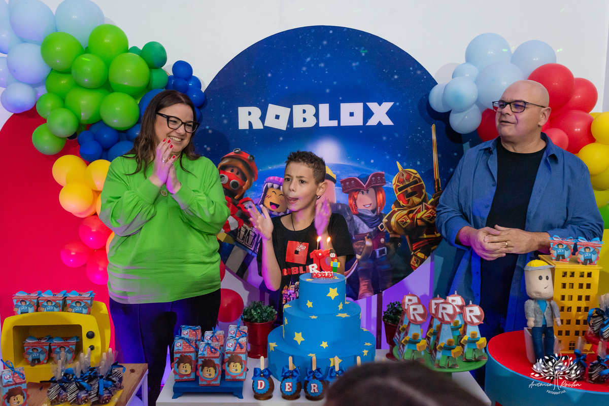 Derlei- alegre-carinhoso-tema Roblox-cachorros-quentes-pinturas faciais-docinhos-confiança no fotógrafo- fotos de festa infantil-fotógrafo profissional-fotografia de eventos-fotografia espontânea-aniversário infantil–Antonio Rocha Fotografias-Pelotas