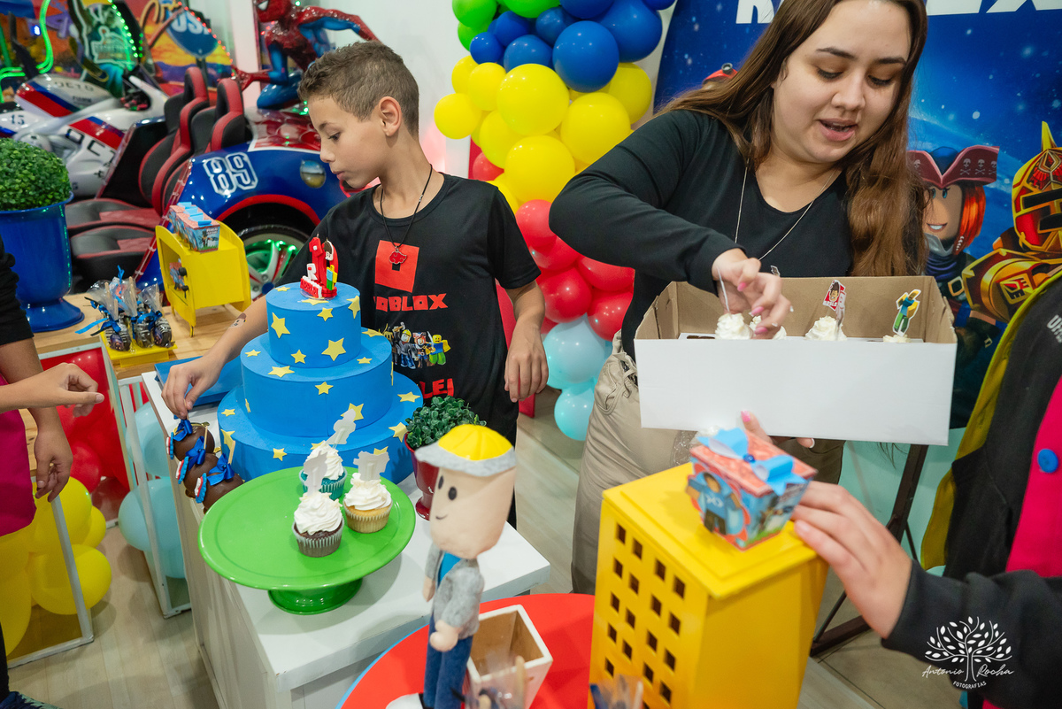 Derlei- alegre-carinhoso-tema Roblox-cachorros-quentes-pinturas faciais-docinhos-confiança no fotógrafo- fotos de festa infantil-fotógrafo profissional-fotografia de eventos-fotografia espontânea-aniversário infantil–Antonio Rocha Fotografias-Pelotas