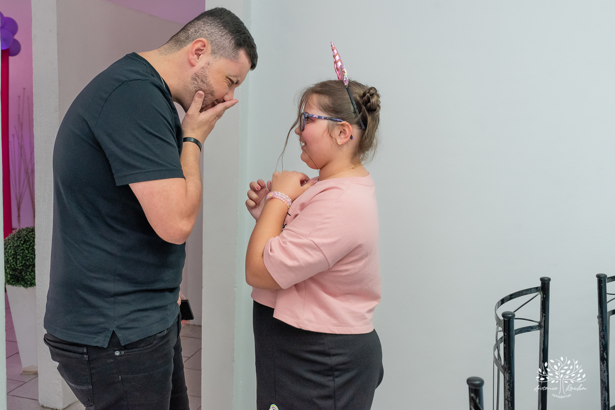festa-9 anos-Catarina-alegria-abraços-amigos-familiares-Roblox-diversão-tobogã-cama elástica-amor-momentos especiais-fotógrafo-celebração-união-conexão familiar-diversão infantil-evento-fotografia profissional-Antonio Rocha Fotografias-Pelotas