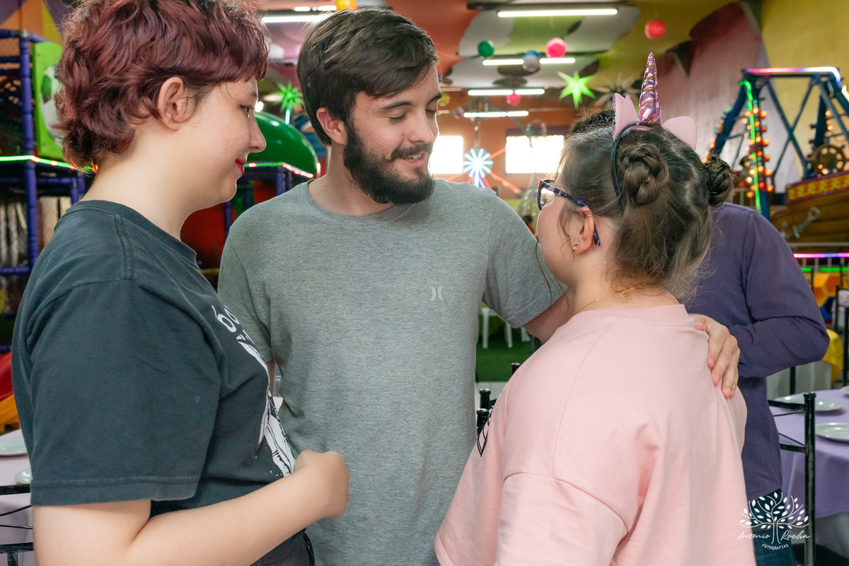 
festa-9 anos-Catarina-alegria-abraços-amigos-familiares-Roblox-diversão-tobogã-cama elástica-amor-momentos especiais-fotógrafo-celebração-união-conexão familiar-diversão infantil-evento-fotografia profissional-Antonio Rocha Fotografias-Pelotas