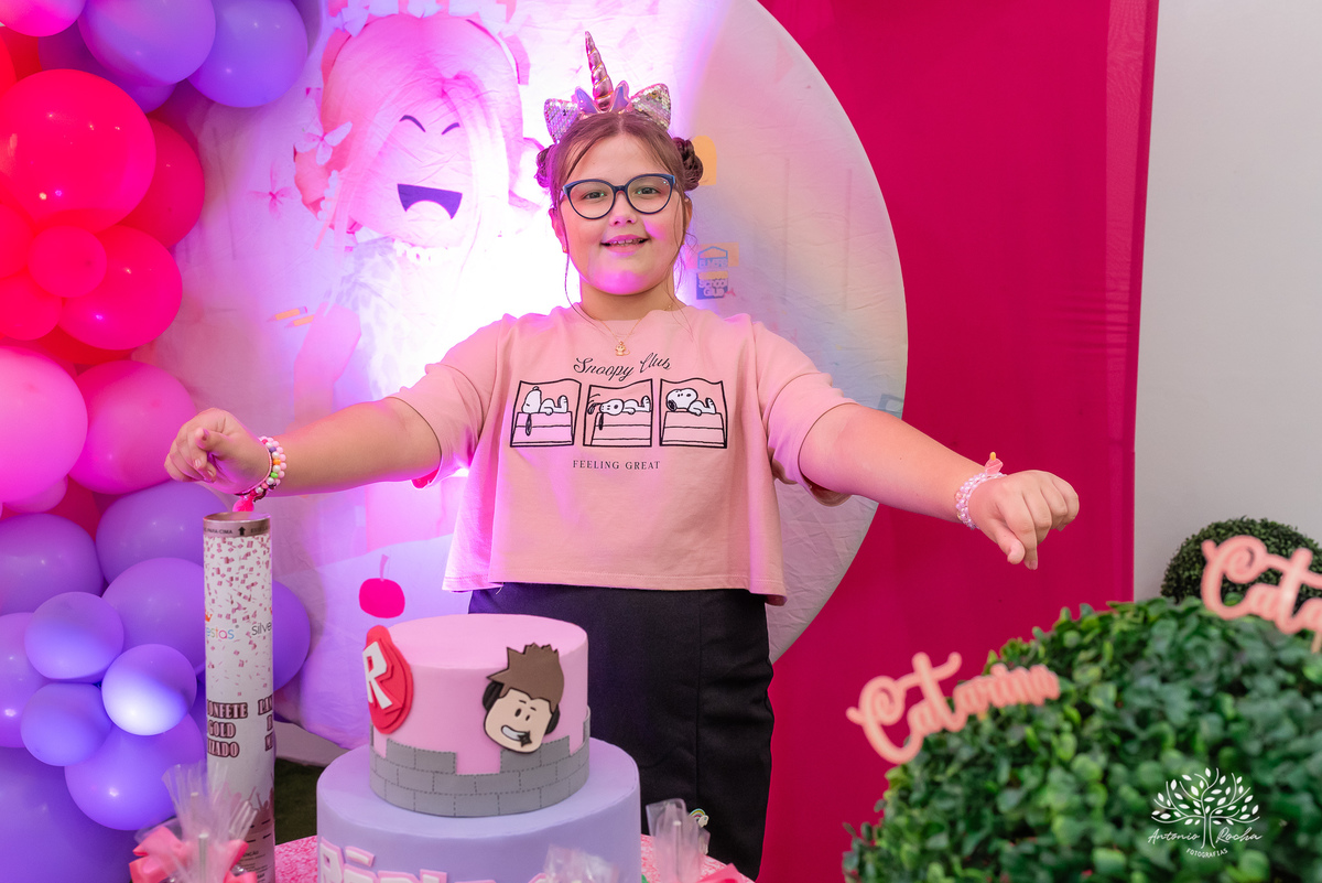 
festa-9 anos-Catarina-alegria-abraços-amigos-familiares-Roblox-diversão-tobogã-cama elástica-amor-momentos especiais-fotógrafo-celebração-união-conexão familiar-diversão infantil-evento-fotografia profissional-Antonio Rocha Fotografias-Pelotas