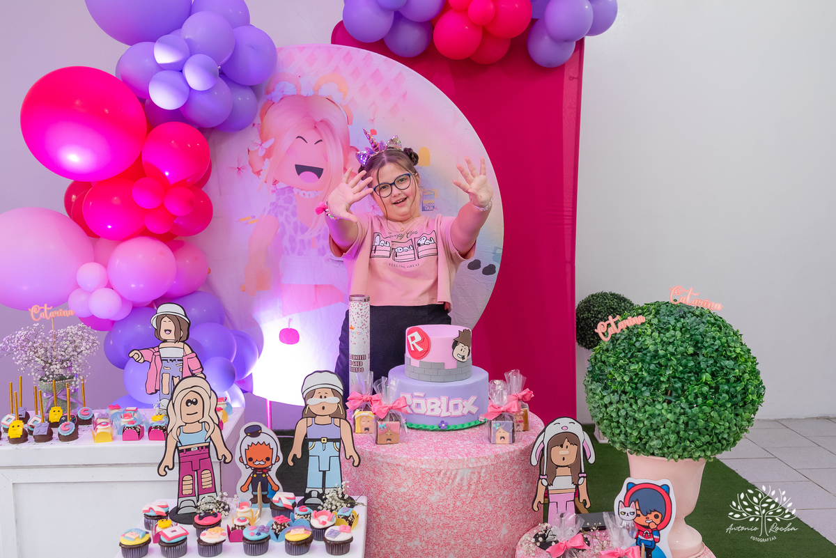 festa-9 anos-Catarina-alegria-abraços-amigos-familiares-Roblox-diversão-tobogã-cama elástica-amor-momentos especiais-fotógrafo-celebração-união-conexão familiar-diversão infantil-evento-fotografia profissional-Antonio Rocha Fotografias-Pelotas