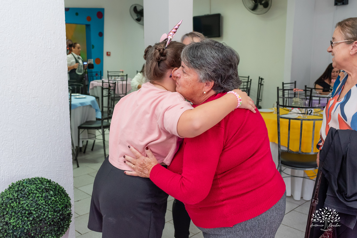 festa-9 anos-Catarina-alegria-abraços-amigos-familiares-Roblox-diversão-tobogã-cama elástica-amor-momentos especiais-fotógrafo-celebração-união-conexão familiar-diversão infantil-evento-fotografia profissional-Antonio Rocha Fotografias-Pelotas