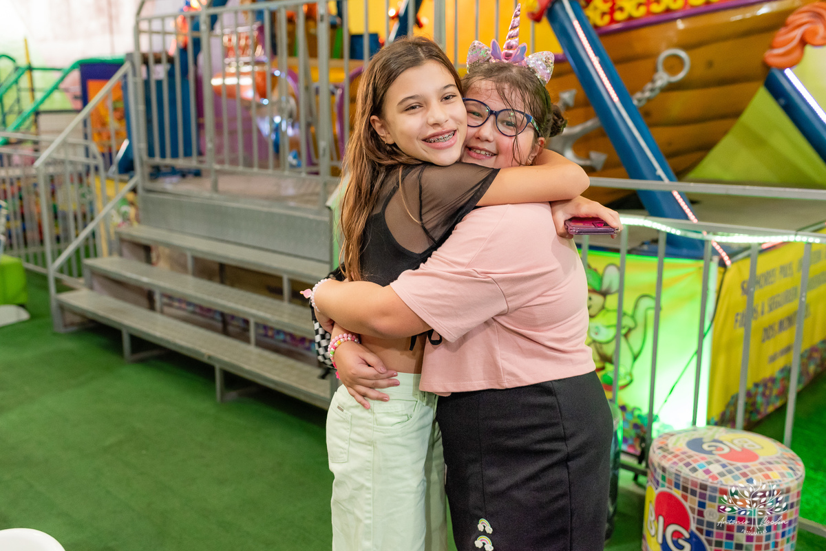 festa-9 anos-Catarina-alegria-abraços-amigos-familiares-Roblox-diversão-tobogã-cama elástica-amor-momentos especiais-fotógrafo-celebração-união-conexão familiar-diversão infantil-evento-fotografia profissional-Antonio Rocha Fotografias-Pelotas