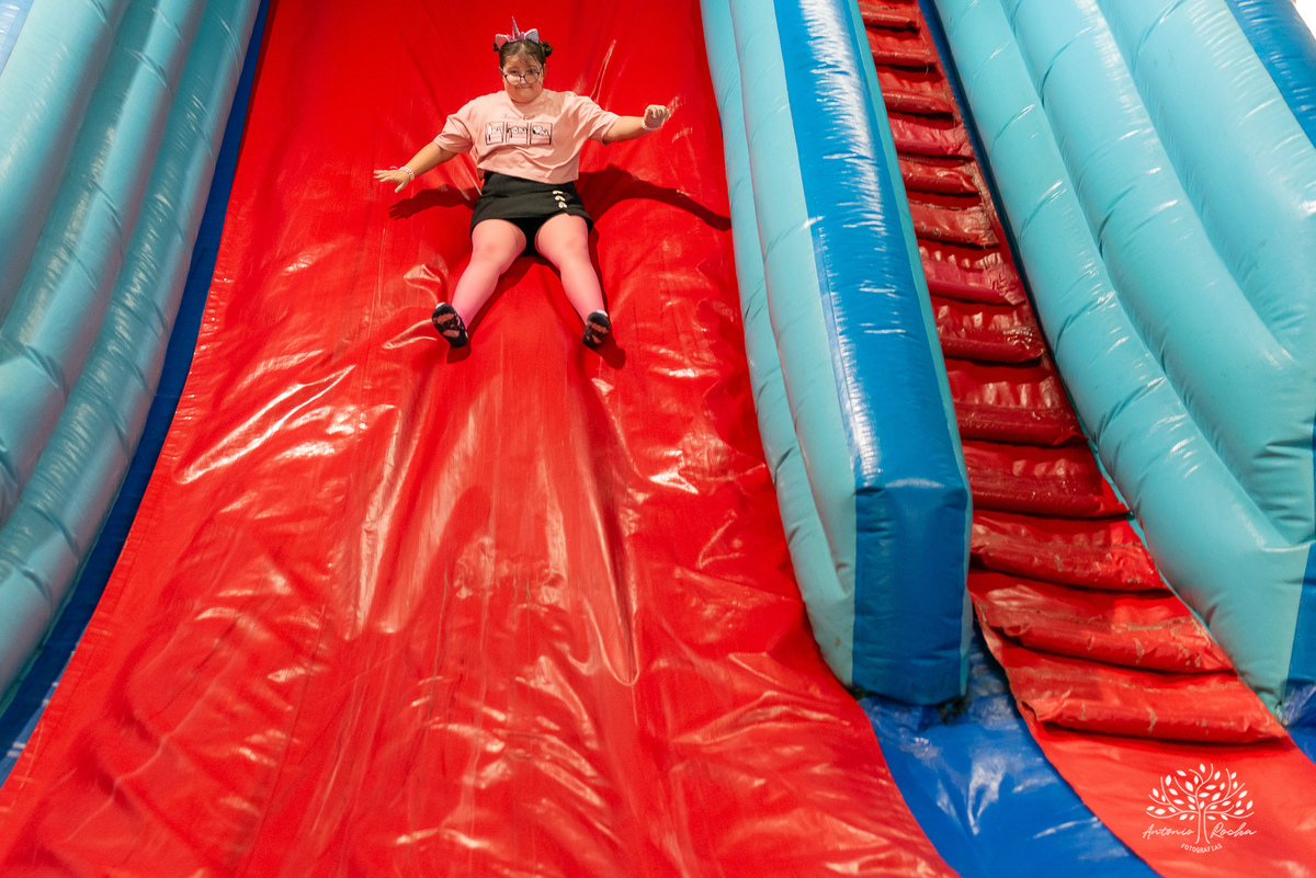 festa-9 anos-Catarina-alegria-abraços-amigos-familiares-Roblox-diversão-tobogã-cama elástica-amor-momentos especiais-fotógrafo-celebração-união-conexão familiar-diversão infantil-evento-fotografia profissional-Antonio Rocha Fotografias-Pelotas