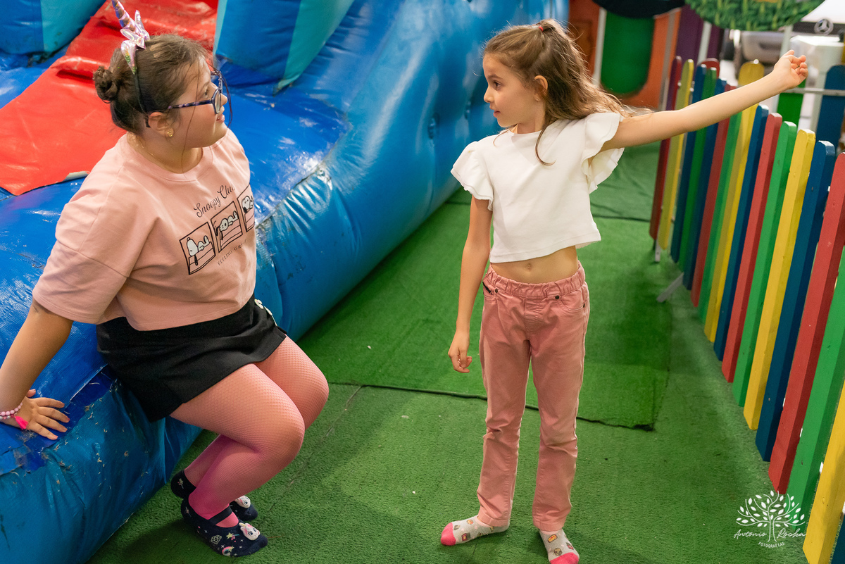 festa-9 anos-Catarina-alegria-abraços-amigos-familiares-Roblox-diversão-tobogã-cama elástica-amor-momentos especiais-fotógrafo-celebração-união-conexão familiar-diversão infantil-evento-fotografia profissional-Antonio Rocha Fotografias-Pelotas