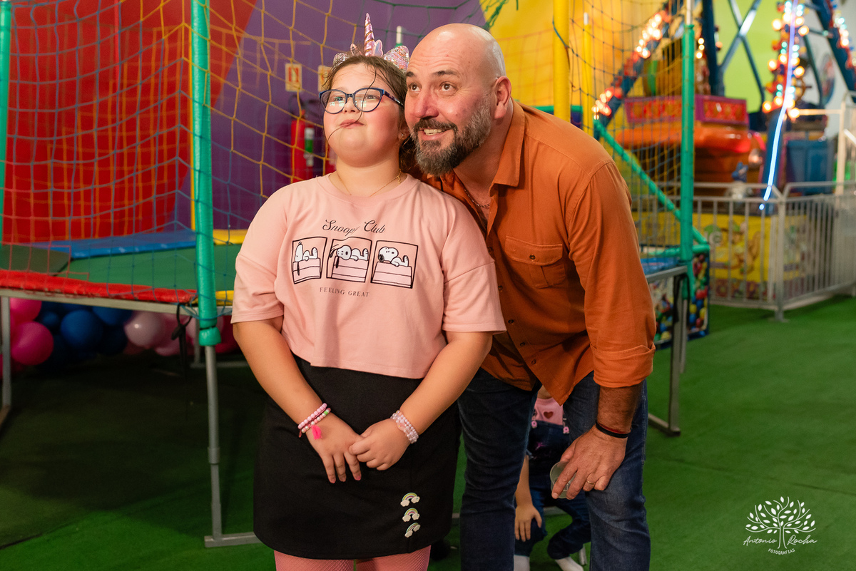 festa-9 anos-Catarina-alegria-abraços-amigos-familiares-Roblox-diversão-tobogã-cama elástica-amor-momentos especiais-fotógrafo-celebração-união-conexão familiar-diversão infantil-evento-fotografia profissional-Antonio Rocha Fotografias-Pelotas