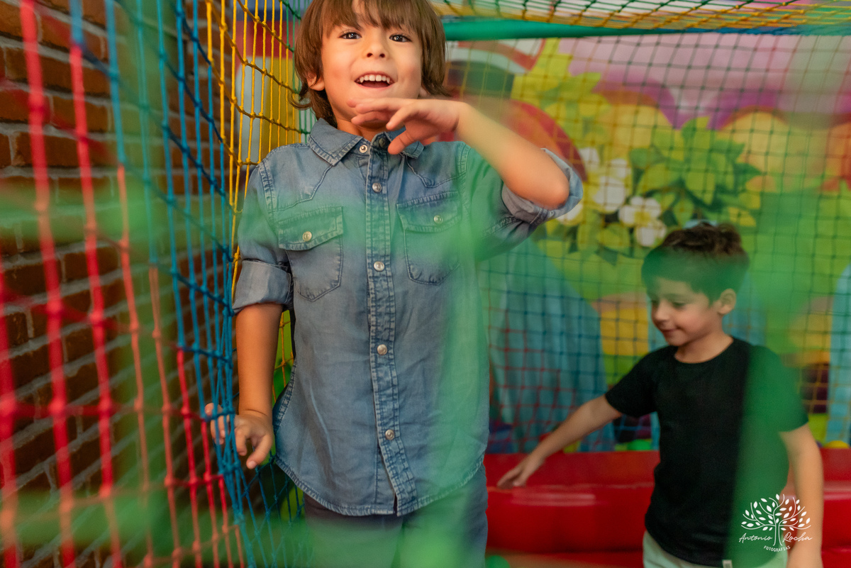 festa-9 anos-Catarina-alegria-abraços-amigos-familiares-Roblox-diversão-tobogã-cama elástica-amor-momentos especiais-fotógrafo-celebração-união-conexão familiar-diversão infantil-evento-fotografia profissional-Antonio Rocha Fotografias-Pelotas
