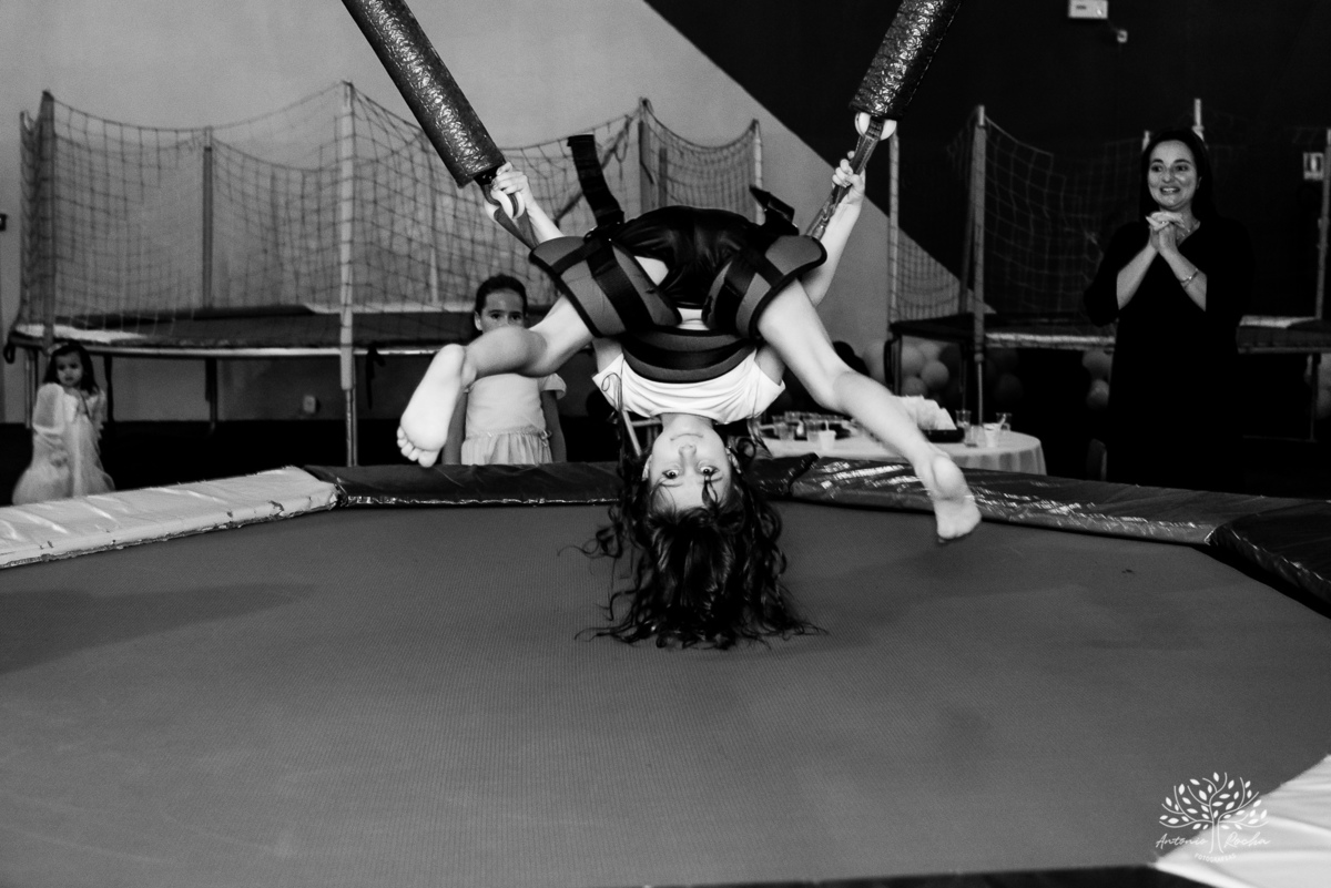 festa-9 anos-Catarina-alegria-abraços-amigos-familiares-Roblox-diversão-tobogã-cama elástica-amor-momentos especiais-fotógrafo-celebração-união-conexão familiar-diversão infantil-evento-fotografia profissional-Antonio Rocha Fotografias-Pelotas